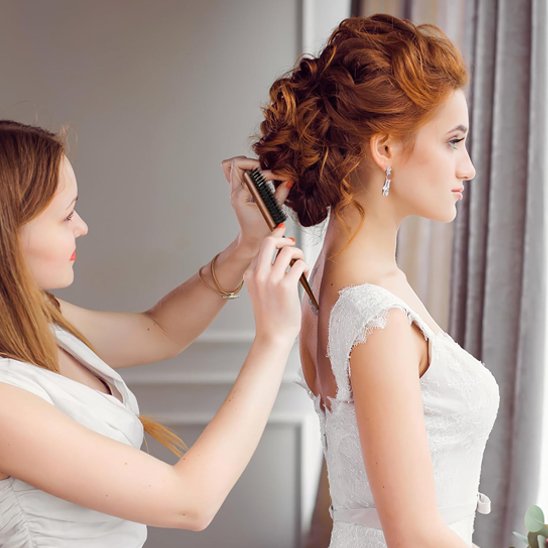 Femme coiffe avec Brosse en poil de sanglier