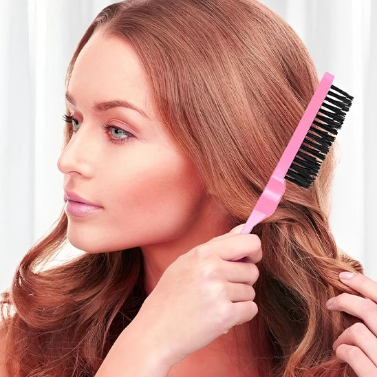 Femme-utilise-dos-Brosse cheveux-pour-lisser-cheveux