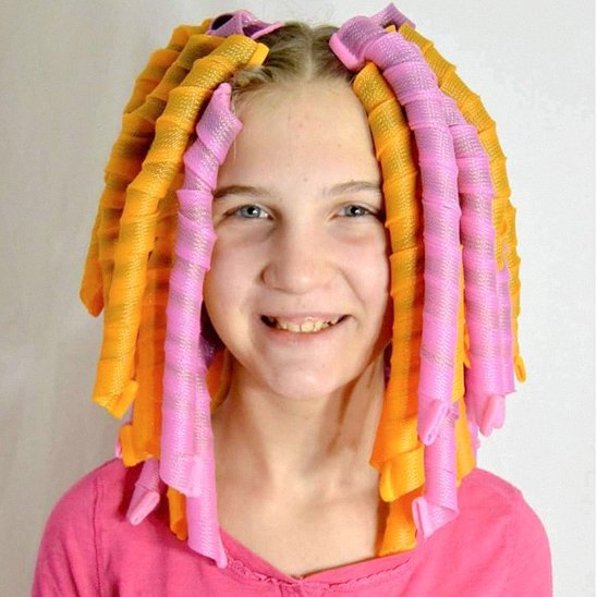 Bigoudis utilisé sur cheveux enfant