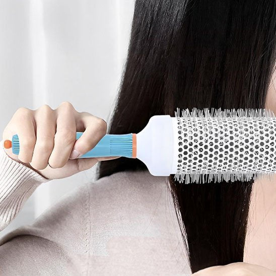 Brosse cheveux bouclés utilisée pour assouplir les cheveux