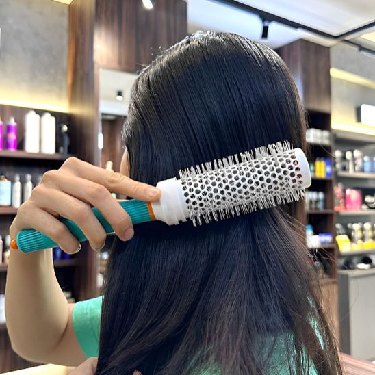 Brosse cheveux bouclés utilisée pour lisser