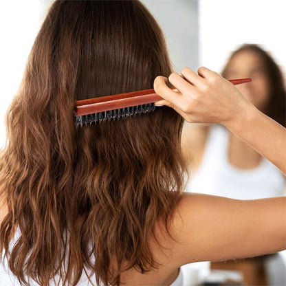 Brosse en poil de sanglier utilisé sur cheveux bouclés