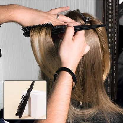 coiffeur-entrain-de-coiffer-avec-Brosse cheveux-noir