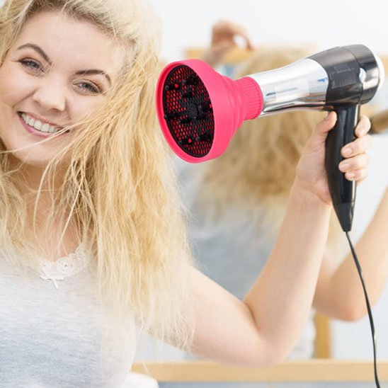 femme applique Diffuseur sèche cheveux sur cheveux blond
