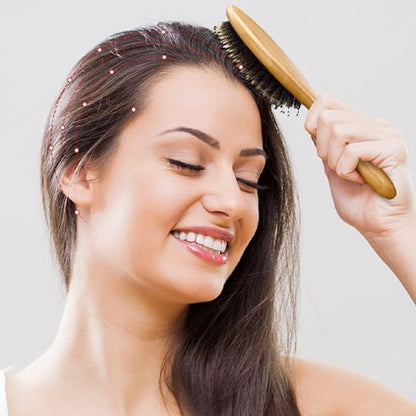 Femme heureuse avec sa Brosse poil de sanglier 