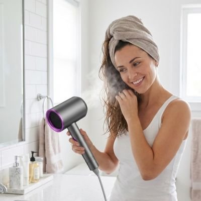 femme souriante utilise Seche cheveux ionique 