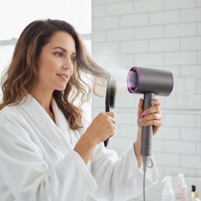 femme utilise Seche cheveux ionique et brosse sur cheveux