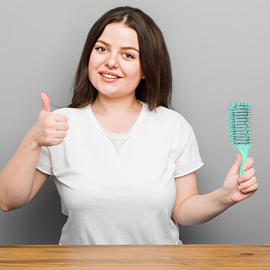 utilisatrice satisfaite brosse a cheveux demelante